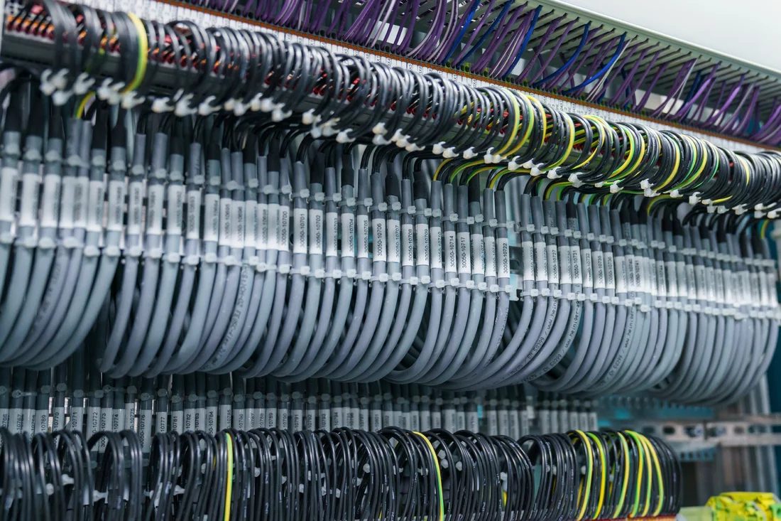 Pour garder la vue d’ensemble, les câbles sont numérotés d’après un système strict… 