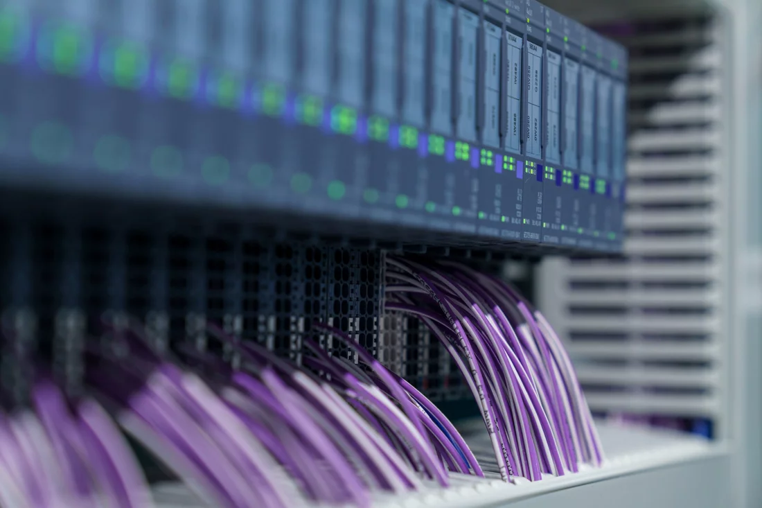 L’éthique professionnelle exige un travail de précision: ces fils ont par exemple été câblés dans l’atelier électrique chapeauté par Emanuel Hüsler selon le schéma précis fourni par chaque groupe spécialisé.