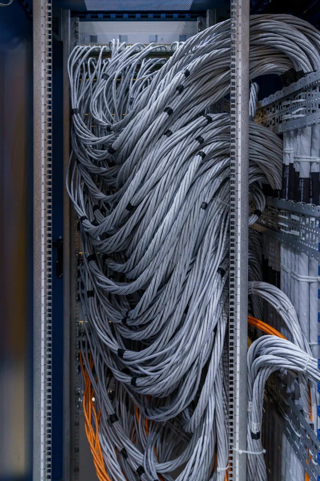 ... et, si nécessaire, regroupés en faisceaux plus importants, à l’image de ces câbles de réseau, et rangés dans des armoires. 