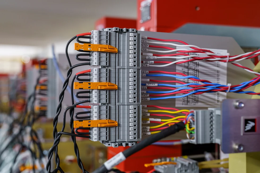 Esthétique de câblage de haut-vol: les différentes bobines de l’aimant rouge sont connectées en série via différents brins (les trois «tresses» de câble colorées). 