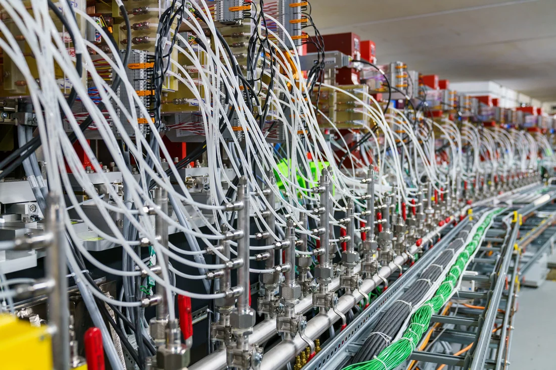 Environ 30 000 câbles d’une longueur totale de 504 kilomètres serpentent dans la grande installation de recherche complexe de la SLS. 