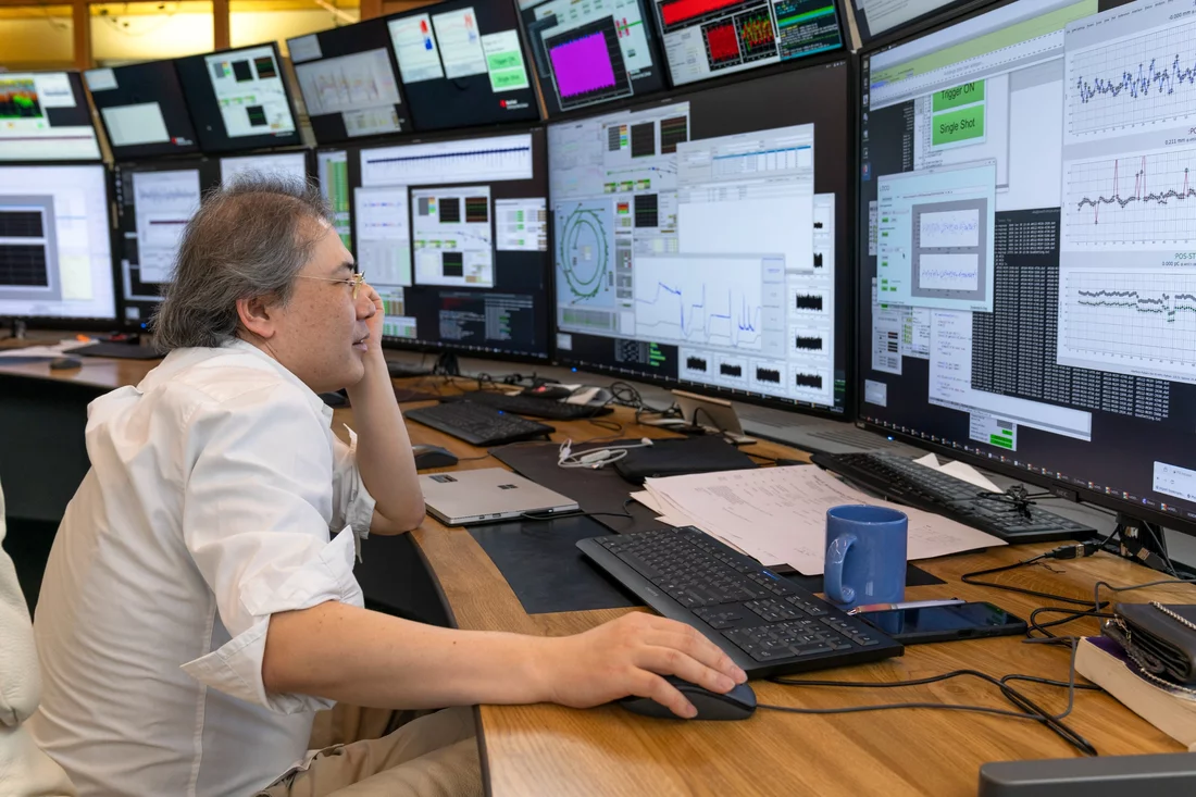 Masamitsu Aiba sieht an den Bildschirmen im Kontrollraum immer genau, wie weit der Elektronenstrahl kommt und an welchem Bauteil nun nachjustiert werden muss. 