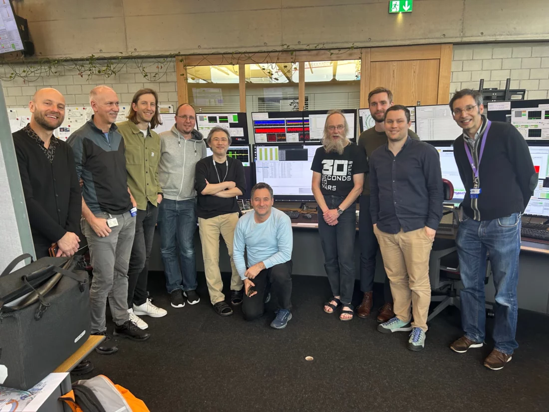 Ein Schnappschuss im Kontrollraum, kurz nachdem das Commissioning-Team den ersten gespeicherten Strahl erreicht hat. Von links nach rechts: Romain Ganter, Volker Schlott, Maximilian Wurm, Stefan Maeder, Masamitsu Aiba, Martin Pareliev, Michael Boege, Jonas Kallestrup, Felix Armborst, Lukas Stingelin. 