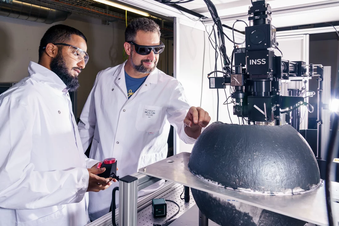 How and where is information held in the working memory? To find out, Adrian Wanner (right) and his PhD student, Mohammad Sohaib, observe which nerve cells are active in the mouse brain. 