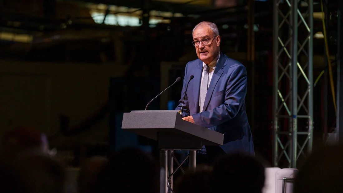 Bundesrat Guy Parmelin bezeichnete die neue SLS als weiteren Meilenstein für den Forschungs- und Innovationsplatz Schweiz.