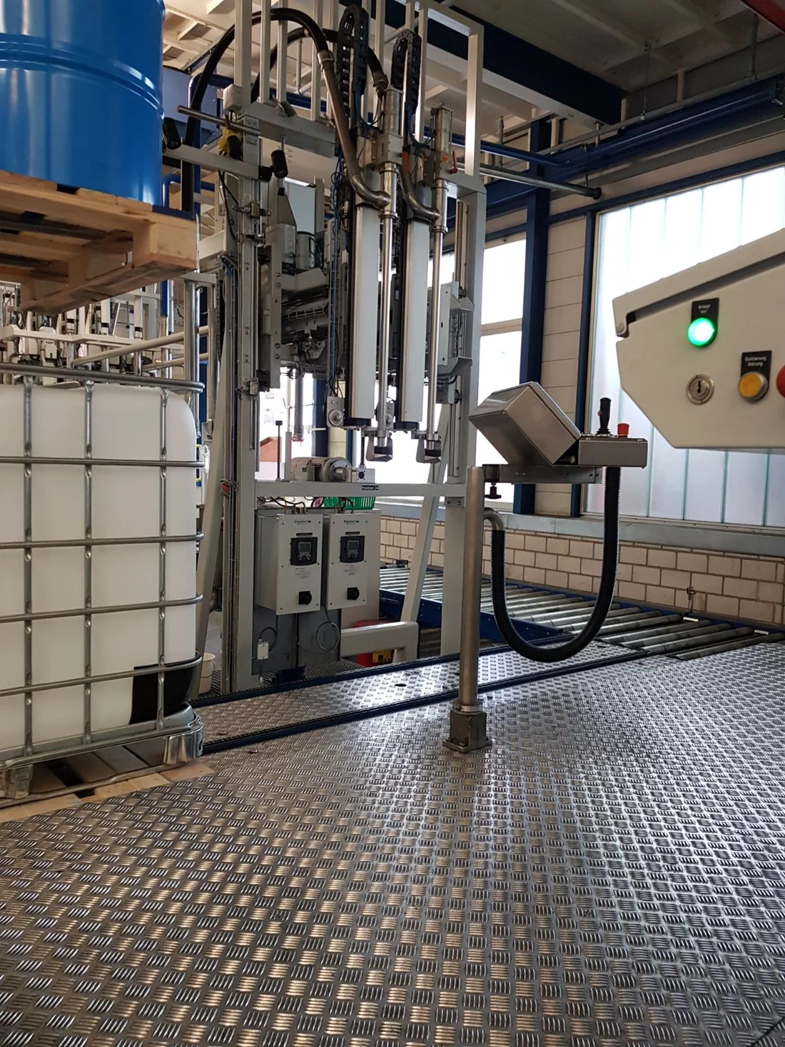 Einfüllstation für die Fässer in der Produktion der Firma Blaser