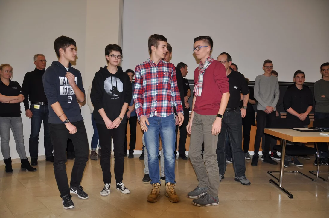 Elektronikerin und Elektroniker