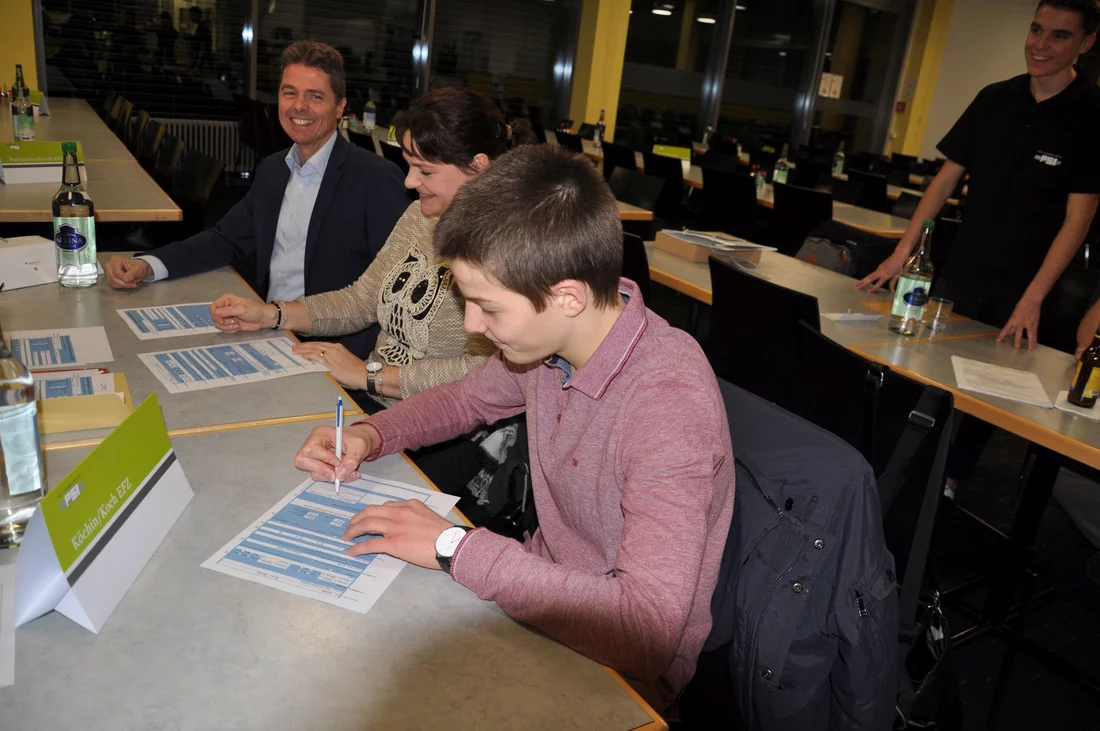 Der Lehrvertrag wird unterzeichnet