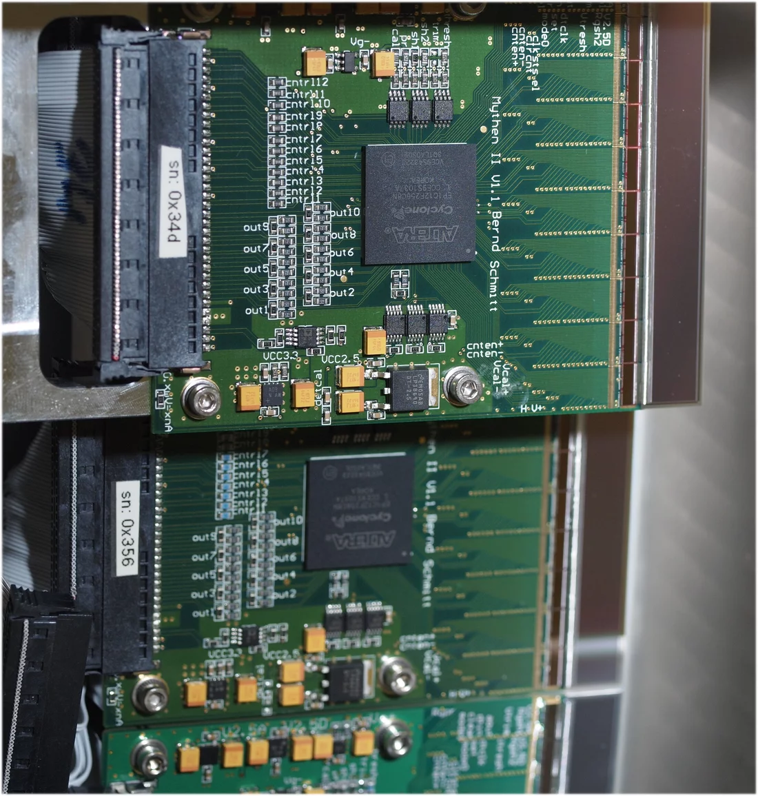 Zoom on the modules of the detector. The two sensors layers are visible. X-rays come from the forward direction.