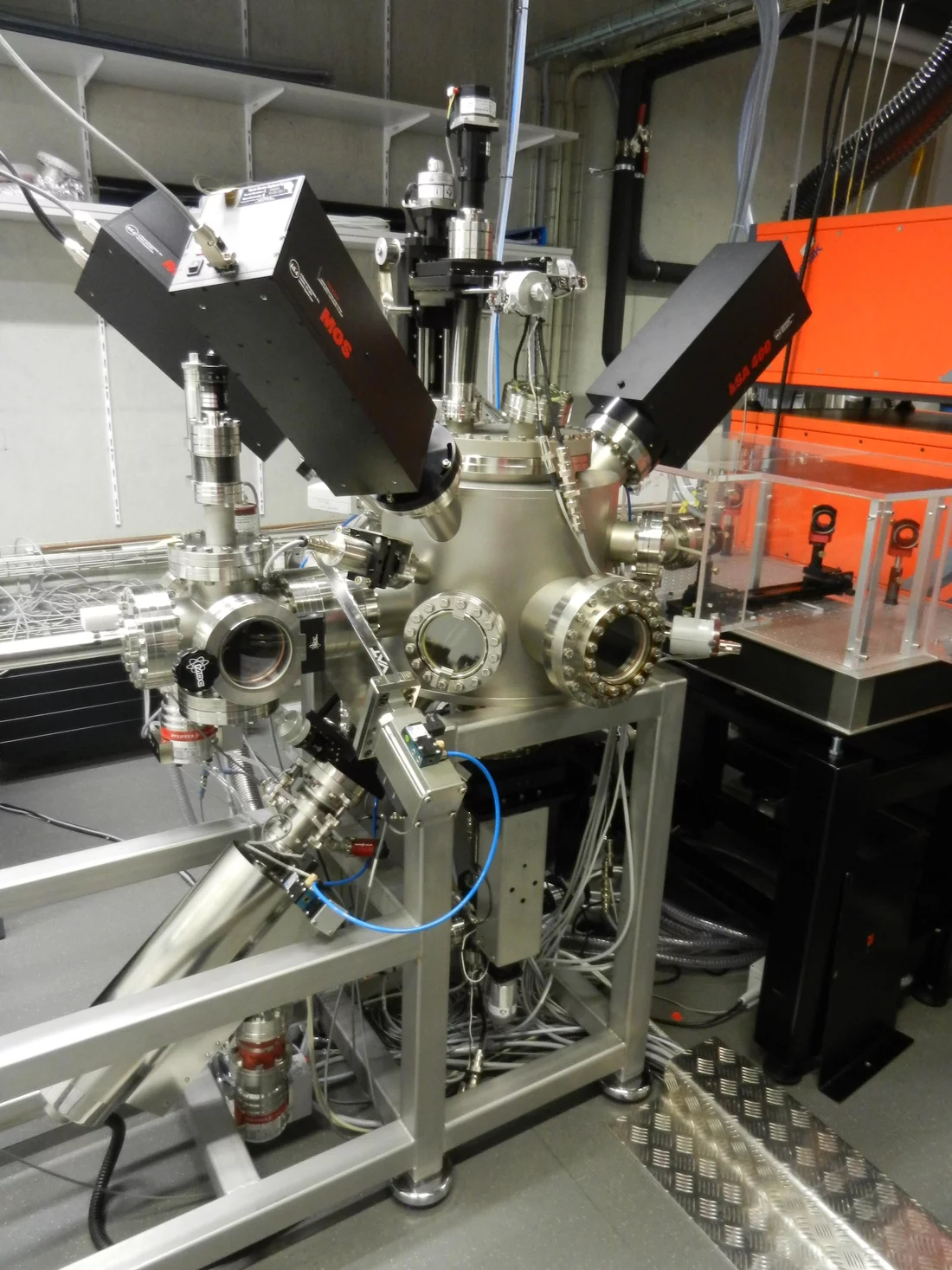 UHV PLD chamber with RHEED and MOSS (design and build by TSST, NL)