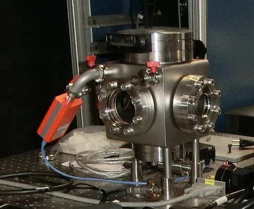 Vacuum chamber for LIFT