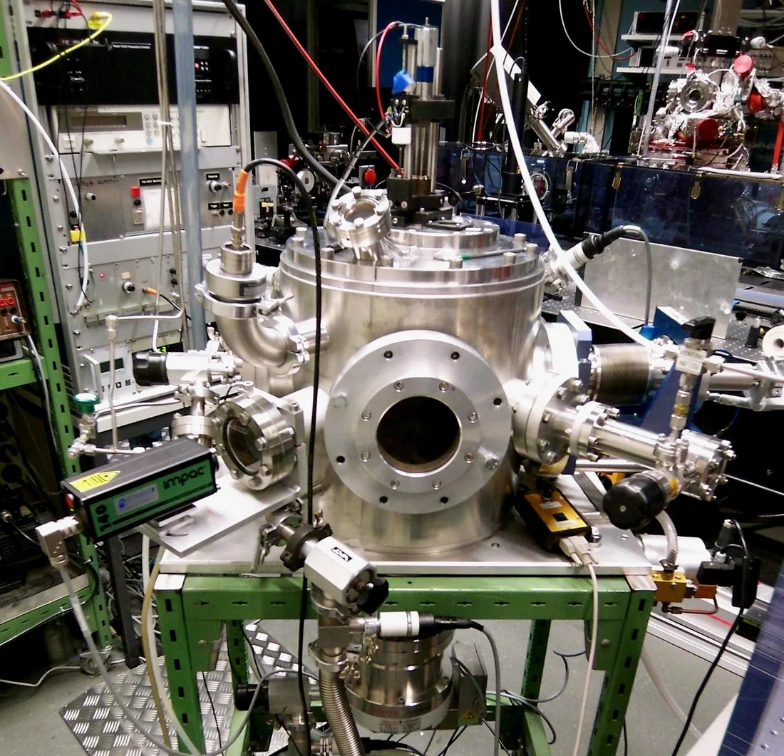 HV chamber with gas pulse for PLD