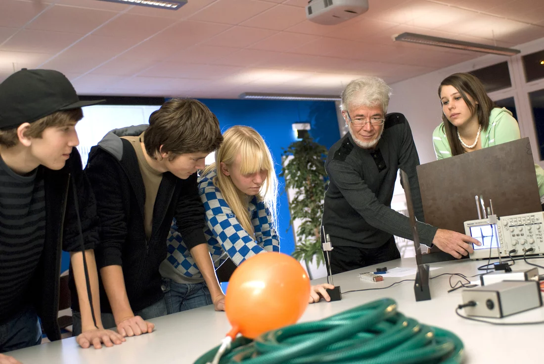 Fritz Gassmann, der Projektleiter des iLab erklärt Schülern das Phänomen der Reflektion von Ultraschallwellen. Diese werden mit Hilfe eines Oszilloskops sichtbar gemacht.