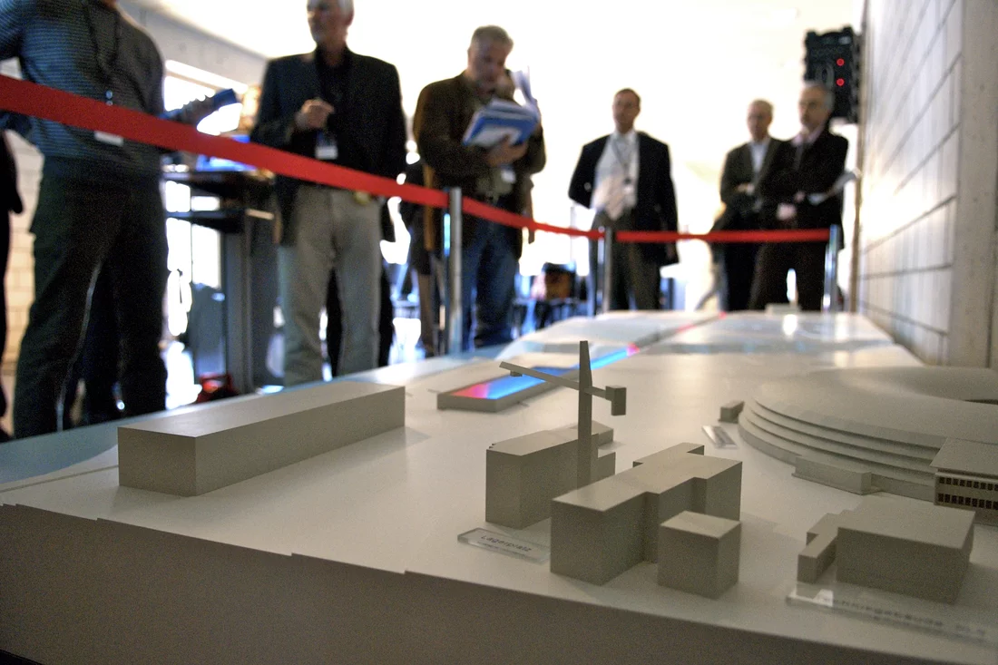 Das Modell des XFEL: links am Bildrand die Aare, rechts im Bild die runde Form der SLS. In fertigem Zustand wird die Anlage unterirdisch unter landwirtschaflich genützten Feldern verlaufen.