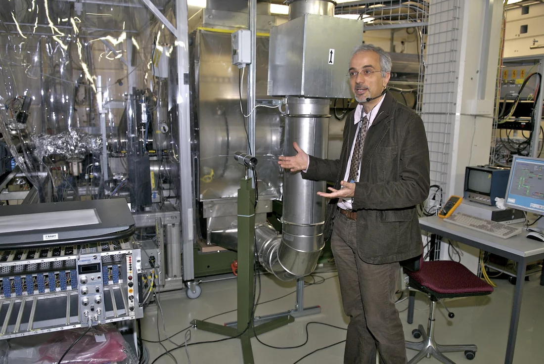 Marco Pedrozzi erklärt den Teststand des XFEL.