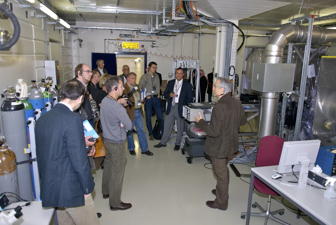 Marco Pedrozzi erklärt den Teststand des XFEL.