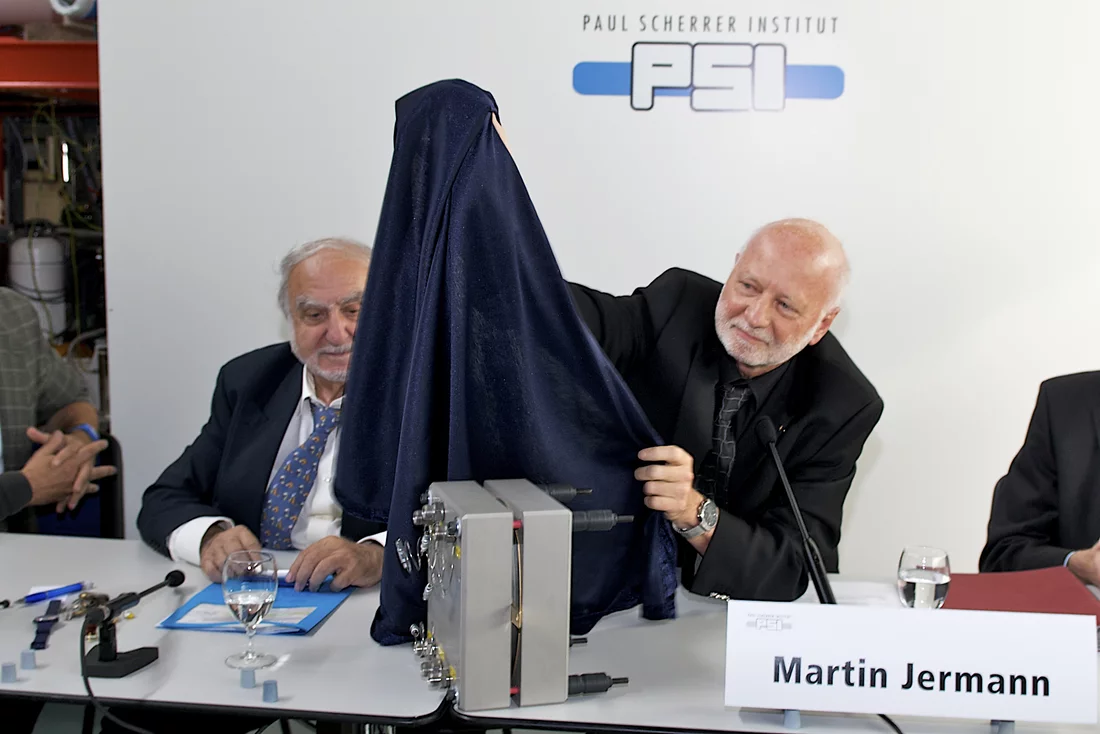 Martin Jermann enthüllt die Brennstoffzelle.