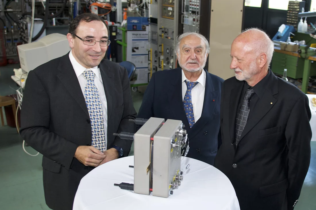 Philipp Dietrich, Nicolas Hayek und Martin Jermann vor der Brennstoffzelle.