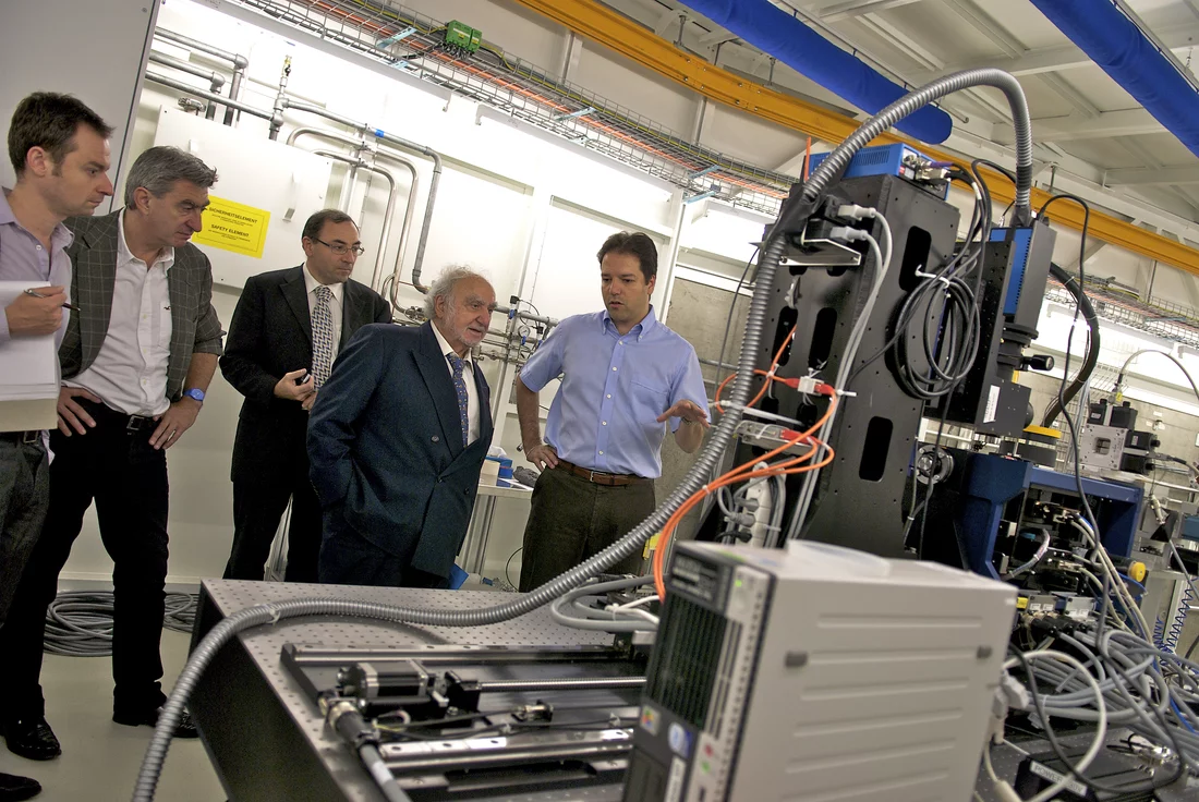 Nicolas Hayek im Gespräch mit Marco Stampanoni über die Brennstoffzellenforschung an der Synchrotron Lichtquelle Schweiz.
