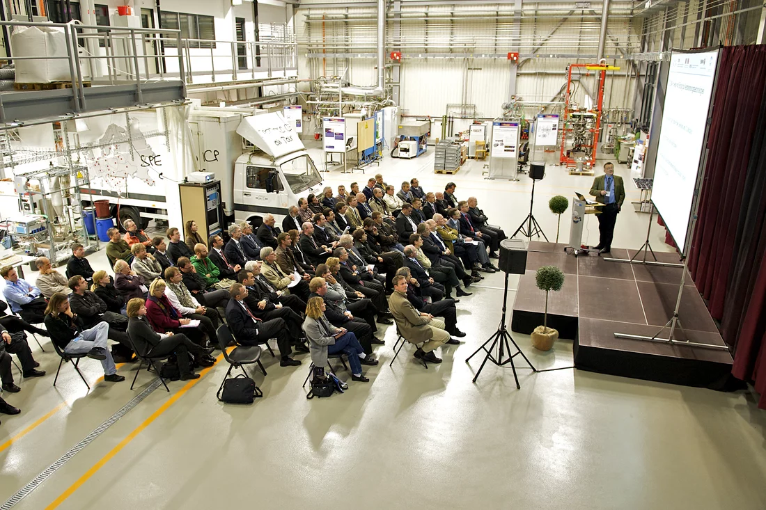 In der neuen Experimentierhalle.