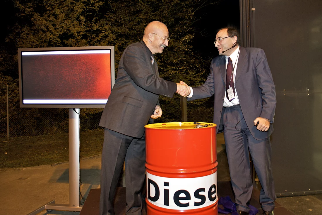 Regierungsrat Rainer Huber und Philipp Dietrich, Leiter des CCEM-CH eröffnen den neuen Prüfstand für Schiffsdieselmotoren.