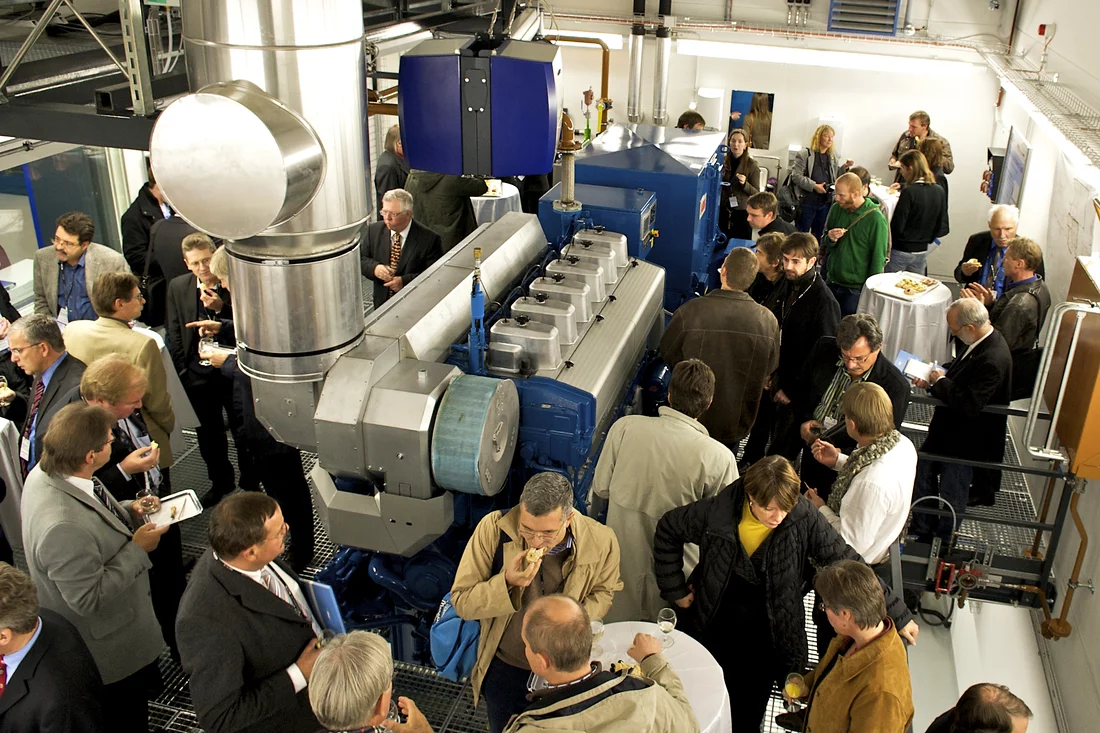 Der neue Schiffsdieselmotor, ein 4-Takt 1.2 Megawatt 6-Zylinder-Vollmotor.