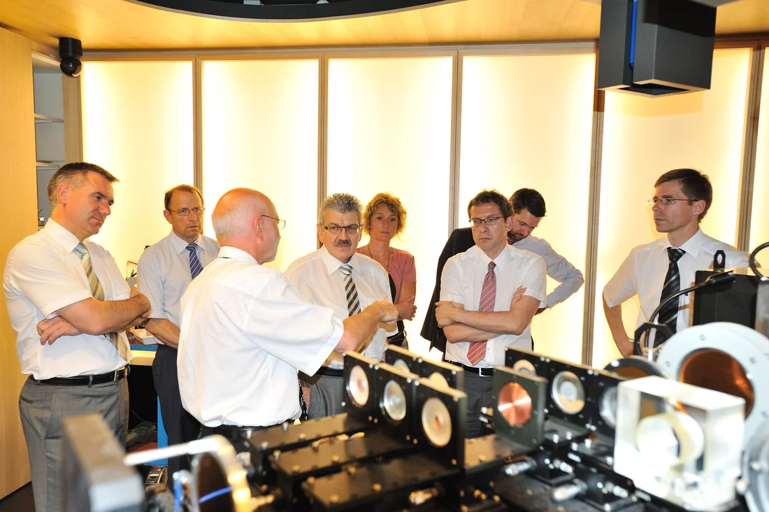 PSI-Stabschef Martin Jermann erläutert dem Aargauer Regierungsrat die neue Anlage zur Behandlung von Augentumoren mit Protonen (Optis 2). Rechts: PSI-Direktor Joël Mesot.(Foto PSI / F. Reiser)