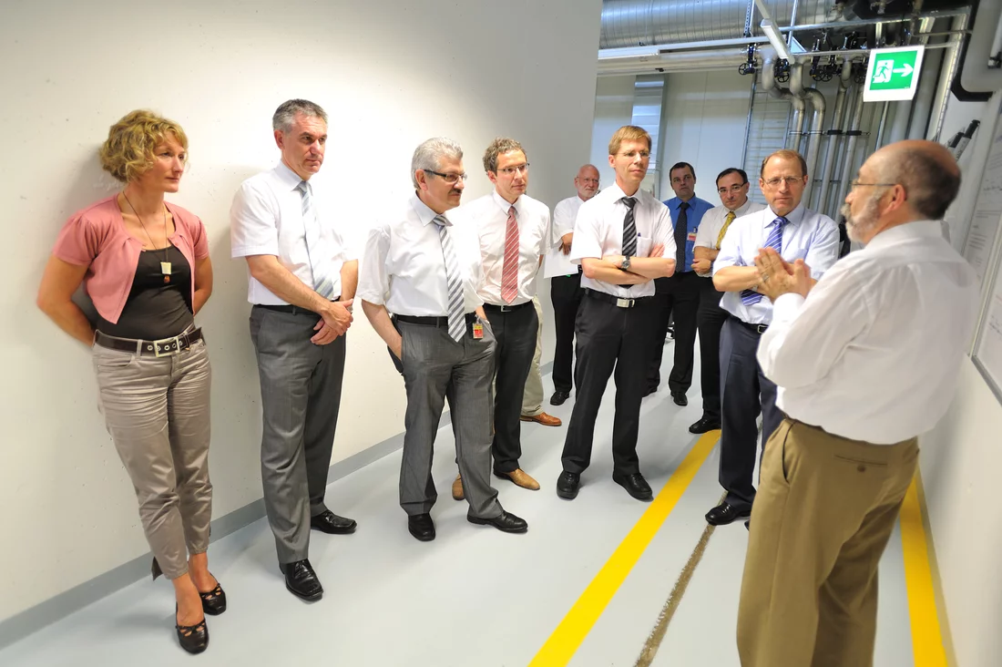 PSI-Wissenschaftler Rafael Abela erläutert dem Aargauer Regierungsrat den SwissFEL – die geplante neue Grossanlage des Paul Scherrer Instituts.(Foto PSI / F. Reiser)