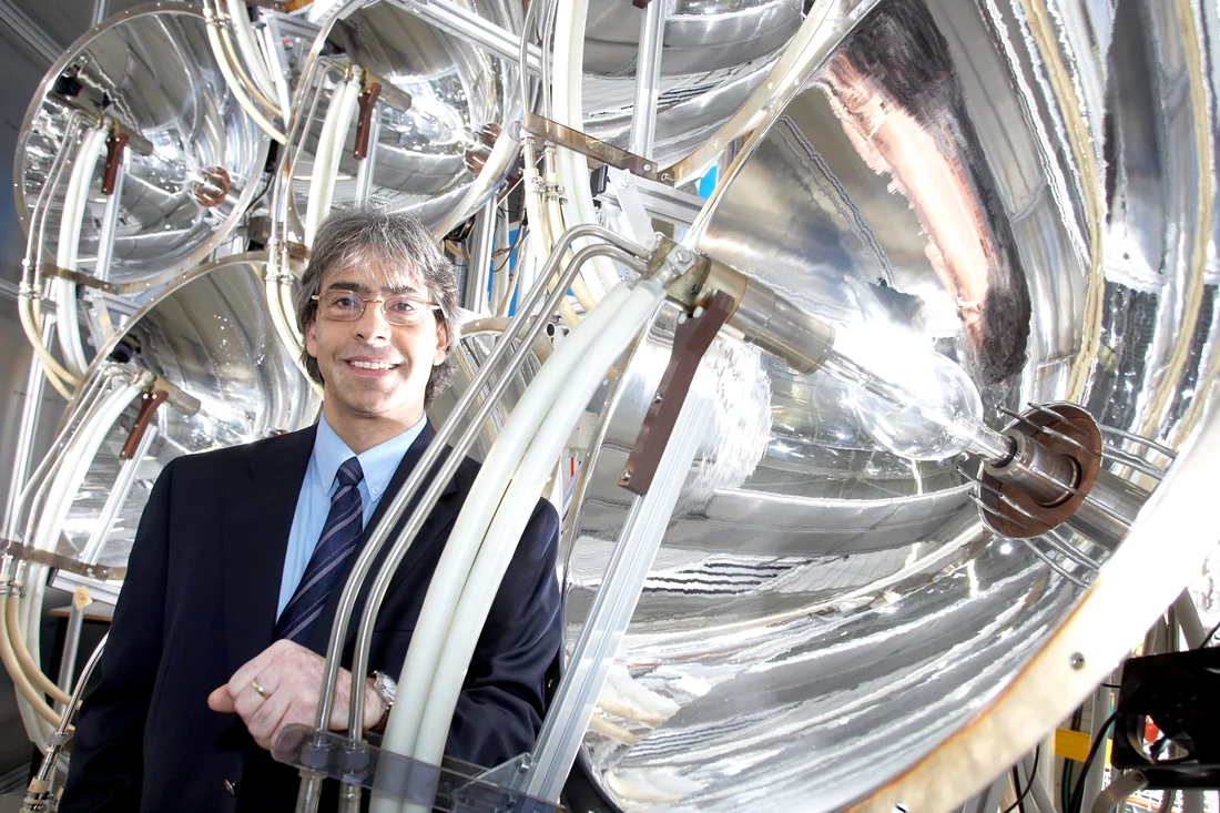 Prof. Steinfeld neben dem PSI-Hochfluss-Solarsimulator zum Testen von Hochtemperatur-Solarreaktoren bei einer Strahlungsintensität von bis zu 5000 Sonnen.