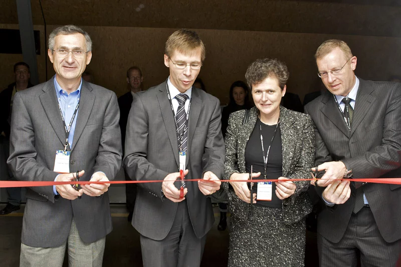 Gian-Luca Bona (Direktor der EMPA), Joël Mesot (Direktor des PSI), Karen Scrivener (Vorsitzende des CCMX) und Rainer Fink (Professor für Physikalische Chemie an der Universität Erlangen-Nürnberg) beim Zerschneiden des roten Bandes