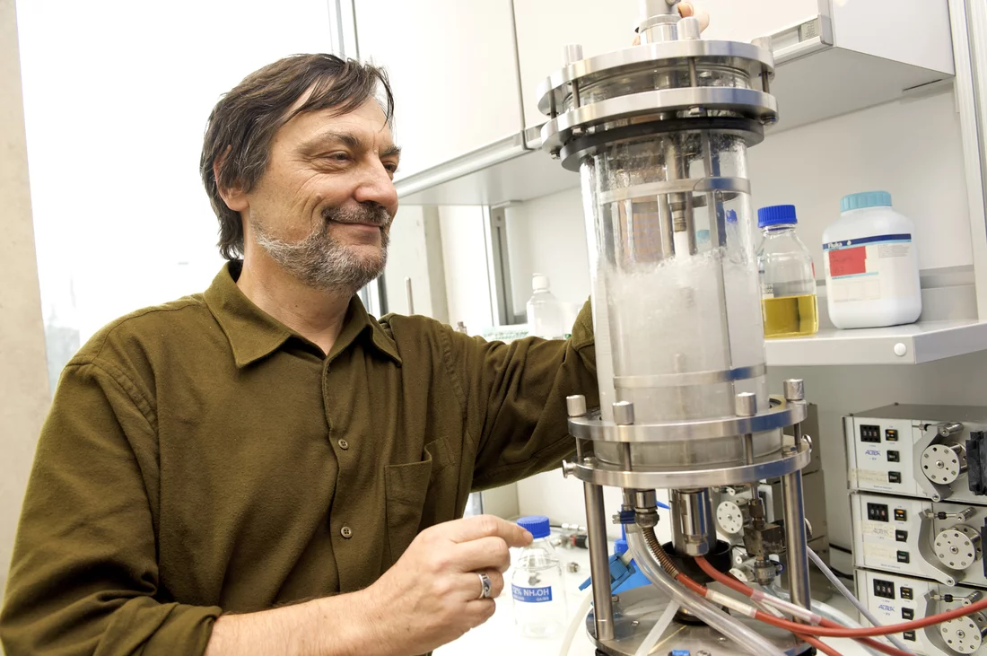 PSI scientist Kurt Ballmer-Hofer next to the fermenter in which some of the molecules used for the examination of the development of blood and lymph vessels were produced. (PSI/F. Reiser)