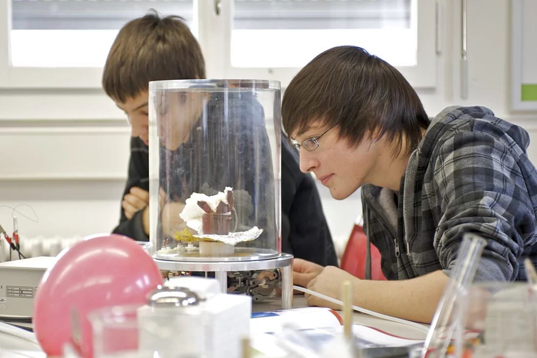 Neugierig beobachtet ein Schüler, was mit dem Schokokuss im Vakuum passiert. (PSI/M. Fischer)