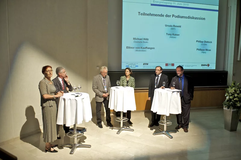 Ellinor von Kauffungen (Moderatorin), Michael Hölz (Deutsche Bank), Tony Kaiser (Alstom), Ursula Renold (Bundesamt für Berufsbildung und Technologie), Philipp Dietrich (CCEM), Philippe Méan (Alpiq) diskutieren das Thema der Tagung.