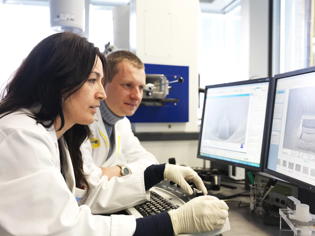PSI researchers Julijana Krbanjevic and Manuel Pouchon making nanosamples for the investigation of used materials from nuclear power plants.