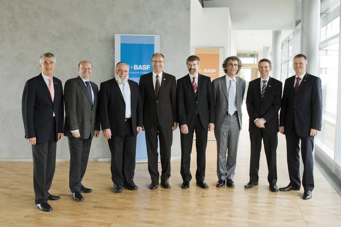 Nach dem Kick-off-Meeting des Forschungsnetzwerks Elektrochemie und Batterien am 11. August 2010 in Ludwigshafen. Von links nach rechts: 
Dr. Jürgen Hambrecht, Vorstandsvorsitzender BASF; Prof. Jürgen Janek, Universität Giessen (Deutschland); Prof. Doron Aurbach, Bar-Ilan University (Israel); Dr. Andreas Kreimeyer, Forschungssprecher BASF; Prof. Petr Novak, PSI; Prof. Hubert Gasteiger, TU München; Dr. Andreas Fischer, Forschung Elektrochemie BASF; Dr. Friedrich Seitz, Bereichsleiter Forschung Chemikalien B…