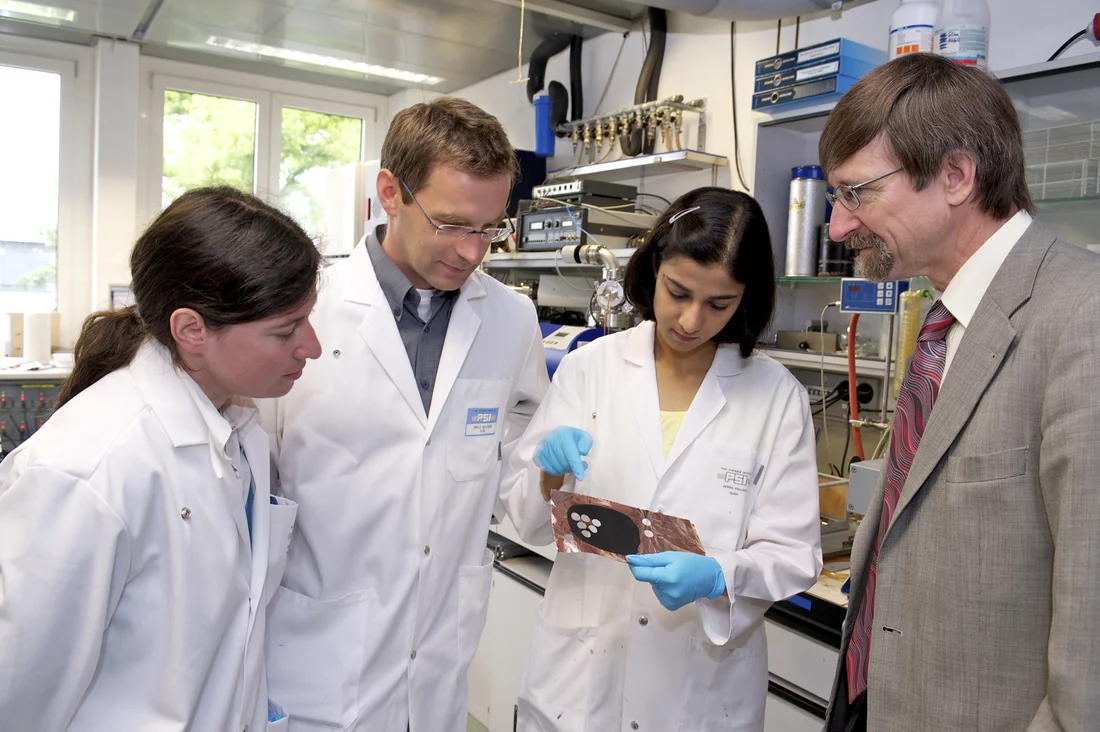 Professor Petr Novák (rechts) diskutiert mit jungen PSI-Wissenschaftlern Elektrodenmaterialien für Batterien. (Foto: PSI/F. Reiser)