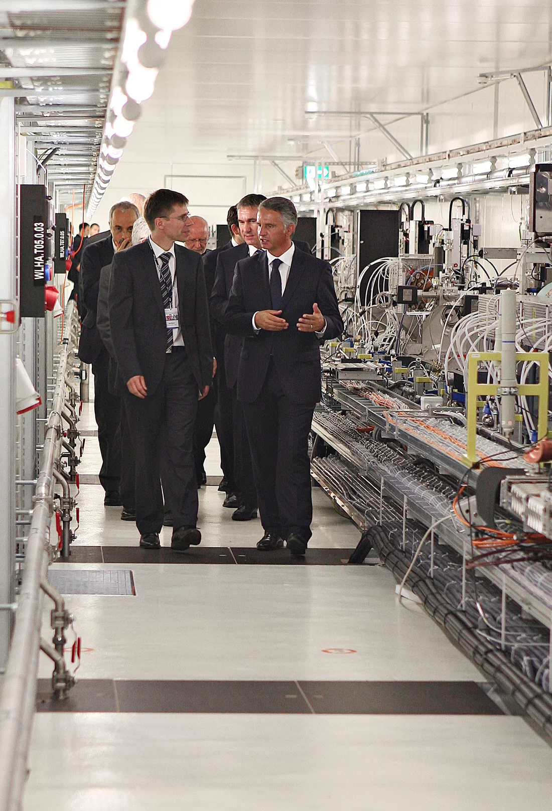 PSI-Direktor Joël Mesot erläutert Bundesrat Didier Burkhalter die SwissFEL Anlage.