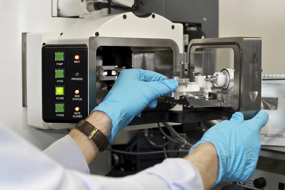 Chargement de la chambre à échantillon du microscope électronique à balayage.