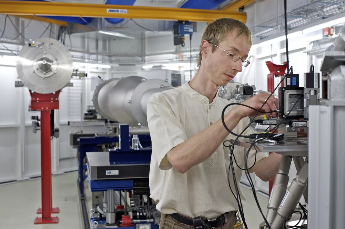 PSI scientist Oliver Bunk at the cSAXS measuring station at the Swiss Light Source SLS where the investigations of bone structure have been performedCopyright: Paul Scherrer Institute/M. Fischer