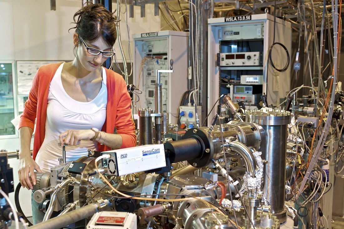 La doctorante Elena Mengotti à la ligne de faisceau de microscopie à la Source de Lumière Suisse Synchrotron (SLS). Le sens d’aimantation des nano-aimants peut être visualisé ici.