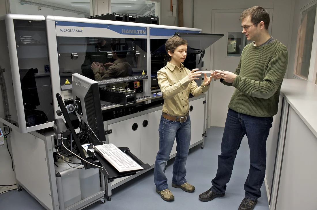Natacha Olieric und Manuel Hilbert neben der Anlage zur Erzeugung von Proteinkristallen. (Foto: PSI/M. Fischer)