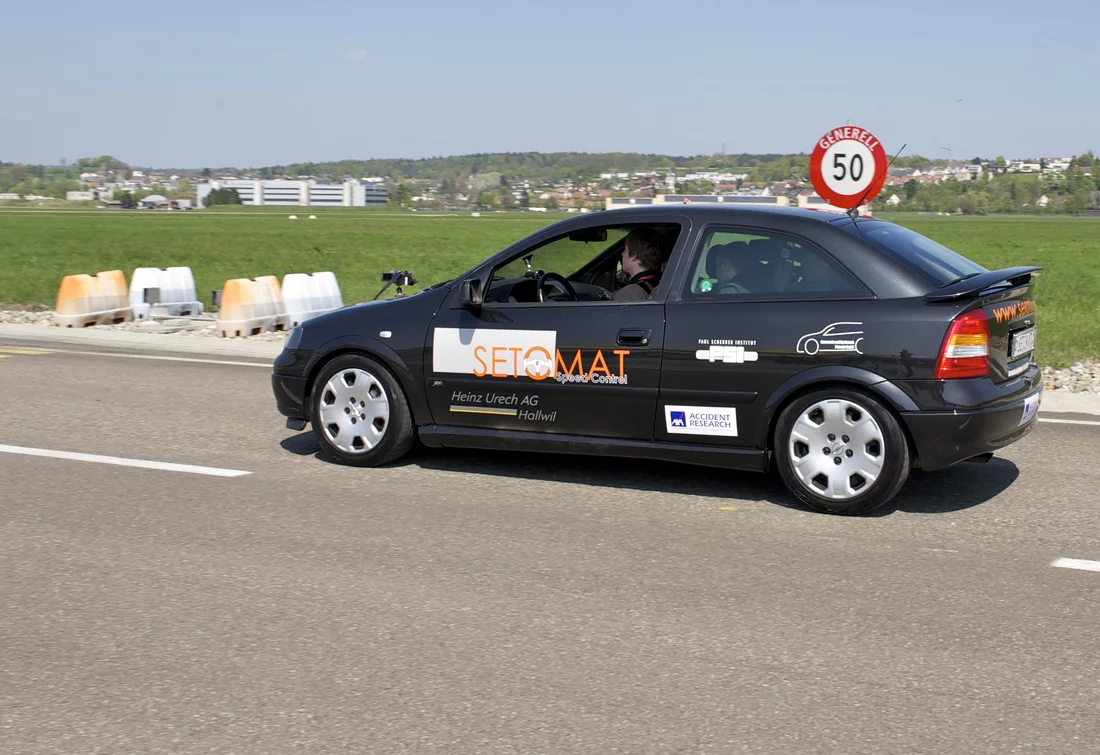 Testfahrt auf dem Militärflugplatz Dübendorf. Tritt der Fahrer zu stark aufs Gaspedal, greift der Setomat elektronisch in die Motorsteuerung ein.