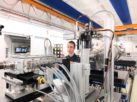 PSI-Forscher Oliver Bunk positioniert eine Probe für die Messung an der Kleinwinkelstreuanlage der SLS. (Foto: Scanderbeg Sauer Photography).