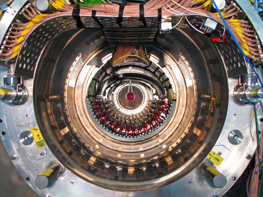Experiment zum Myonenzerfall: Innenleben des Detektors – in der roten Folie in der Bildmitte werden die Myonen aufgefangen, die unten sichtbaren länglichen Metallstrukturen sind Detektoren, mit denen entstehende Positronen nachgewiesen werden können. (Paul Scherrer Institut/M. Hildebrandt)