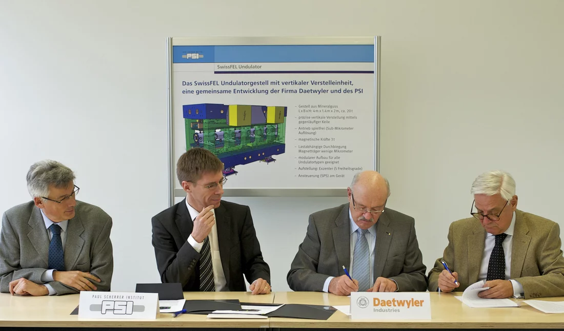 Unterzeichnung des Kooperationsvertrages zwischen PSI und Daetwyler. Von links nach rechts: Hans-Heinrich Braun, SwissFEL-Projektleiter, Joël Mesot, Direktor des Paul Scherrer Instituts, Peter Daetwyler, Präsident des Verwaltungsrats und Inhaber der MDC Max Daetwyler AG (Bleienbach), und René Hartmann, Senior Managing Director von Daetwyler. (PSI/F. Reiser)
