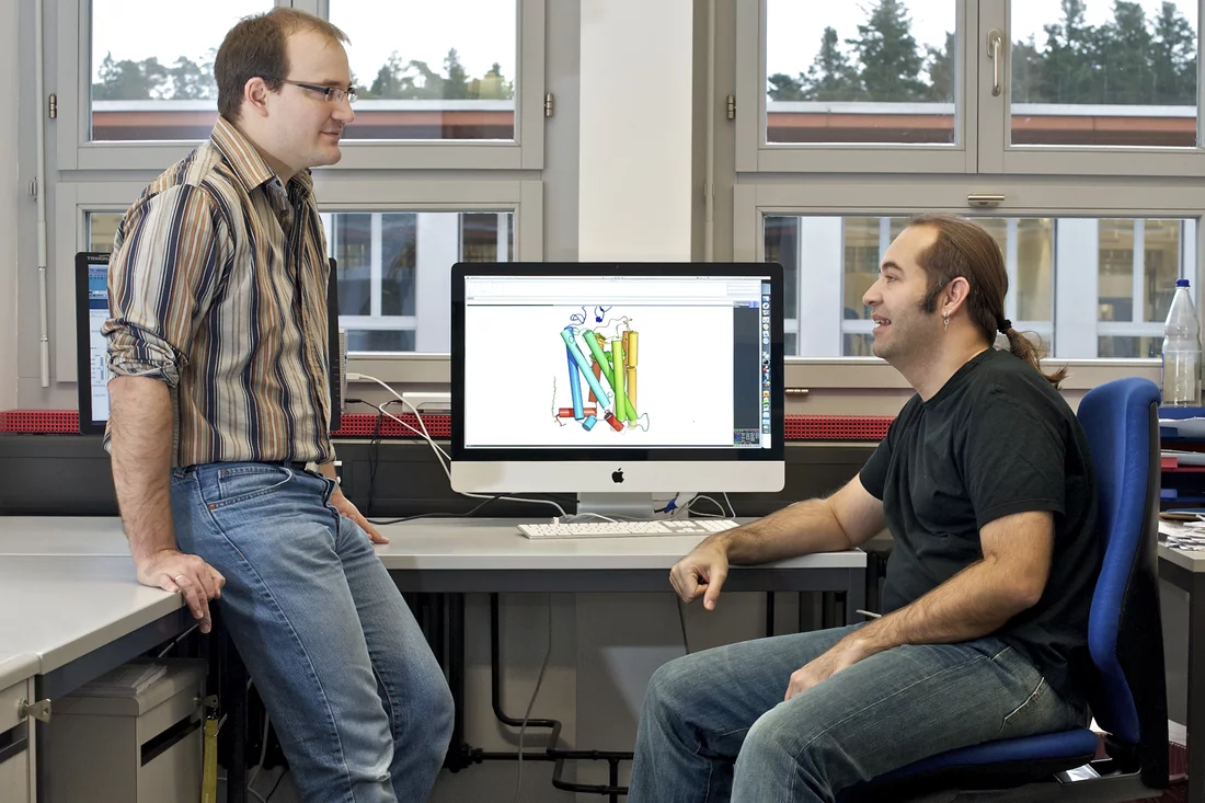 Jörg Standfuss und Xavier Deupi diskutieren ihre Forschungsergebnisse (PSI/M. Fischer)