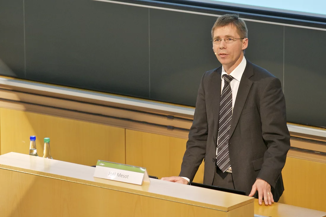 Lors de son discours d’ouverture, Joël Mesot, directeur du PSI a insisté sur les difficultés qui peuvent apparaître lors de la mise en oeuvre de la stratégie énergétique 2050. (Photo : Markus Fischer, PSI)