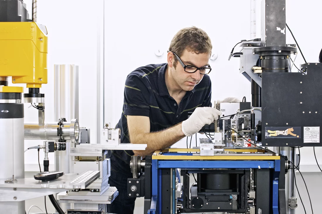 PSI researcher Bernd Pinzer preparing an experiment at the tomography beamline TOMCAT at the SLS. (Photo: Paul Scherrer Institute/M. Fischer)