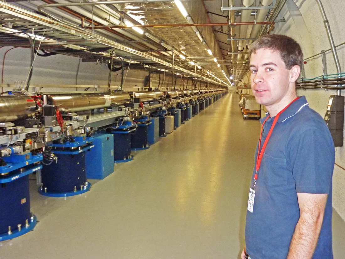 Simon Rutishauser am Röntgenlaser LCLS in Stanford. In einem mehrere Kilometer langen Tunnel steht der 130 Meter lange Undulator, in welchem die femtosekundenkurzen und äusserst intensiven Röntgenpulse erzeugt werden. (Foto: PSI/C. David)