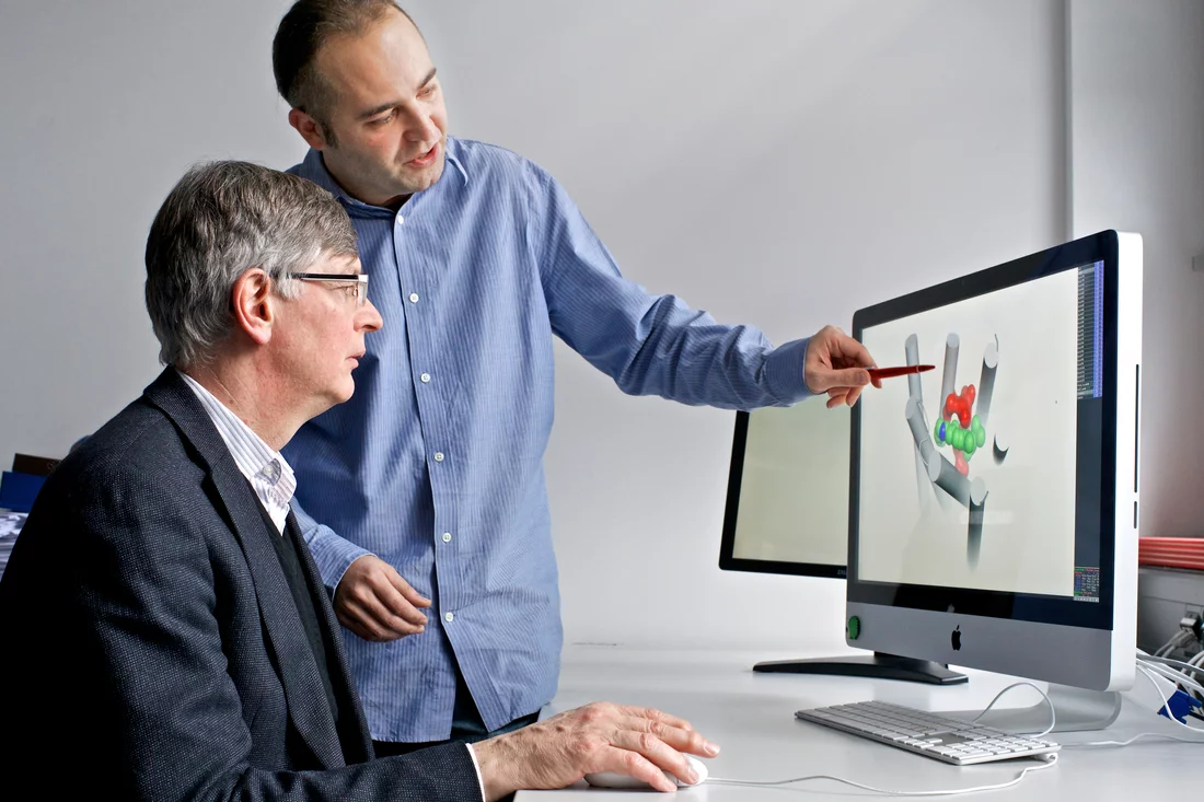 Die PSI-Forscher Gebhard Schertler (im Vordergrund) und Xavier Deupi besprechen die generellen Baucharakteristiken der Bindungstaschen von GPC-Rezeptoren. (Foto Paul Scherrer Institut/Markus Fischer)